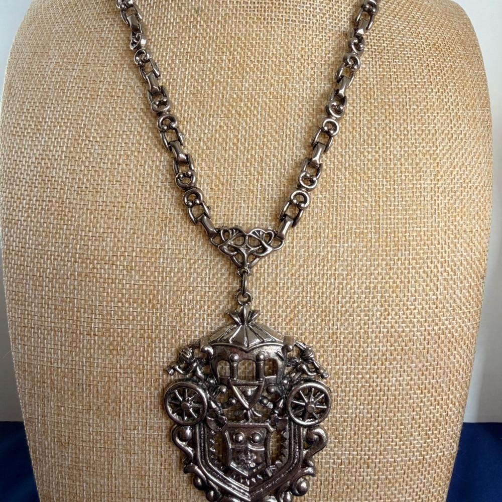 Vintage Victorian Heradalic Coat of Arms Pendant - Picture 4 of 6